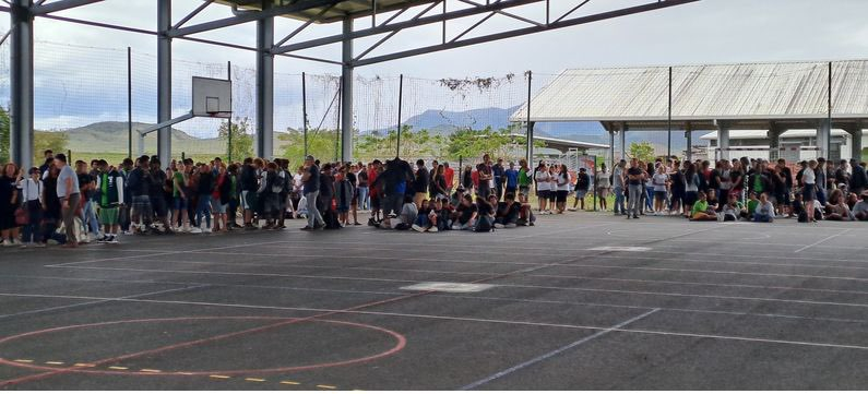 Hommage à Dominique Bernard au lycée Michel-Rocard