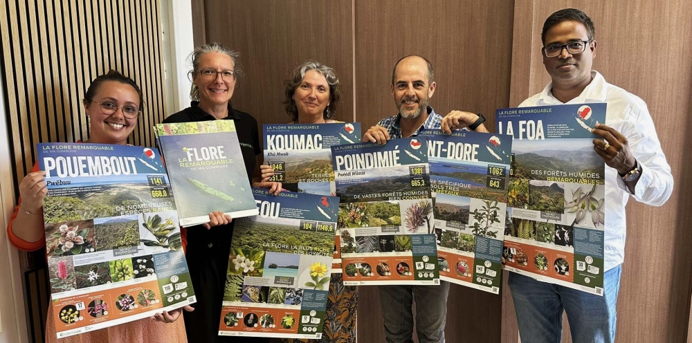 Remise des posters à la DAFE avec, de gauche à droite : Léah Jaquet, Aurélie Fourdrain, Christine Fort, Raphaël Létocart et Pragash Eganadane.