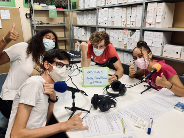 Les élèves du lycée Michel-Rocard dans le studio de la Webradio éphémère